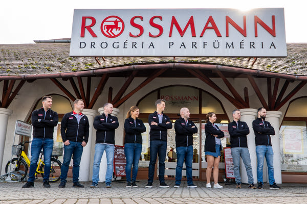 Eladónak álltak a Rossmann vezetői – a fonyódi üzlet csapata Velencébe utazott jutalomként