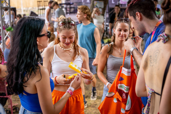 Ismét együtt a Momentán Udvar és a Rossmann a Művészetek Völgyében – fókuszban a fényvédelem és a tudatos nyár