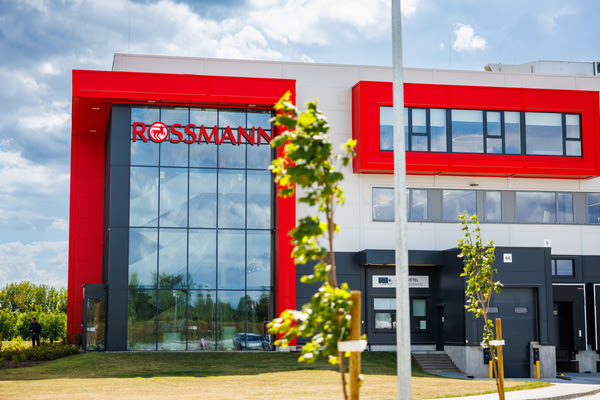 Átadták a Rossmann 20 milliárd forintos logisztikai és irodaközpontját Üllőn - Új központtal és két új ügyvezetővel erősíti magyarországi jelenlétét a Rossmann