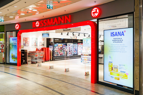 Digitális korszakváltás a Rossmann-nál – újabb 30 digital signage eszközt helyez ki a drogéria